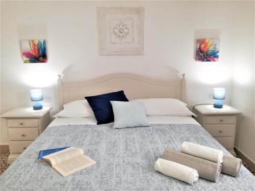 - une chambre avec un lit et 2 serviettes dans l'établissement Chianti Best House, à Greve in Chianti