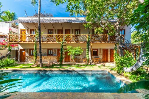 uma villa com piscina em frente a uma casa em CasaLô Hotel em Jericoacoara