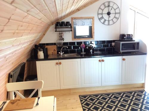 A kitchen or kitchenette at Achmelvich View self catering