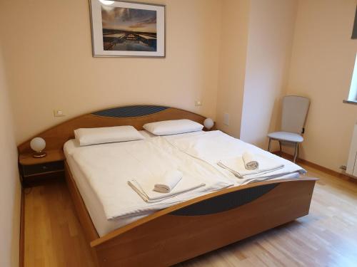 Säng eller sängar i ett rum på Rooms & Apartments Giulia