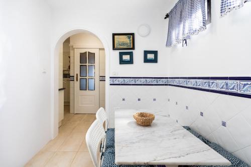 Ένα ή περισσότερα κρεβάτια σε δωμάτιο στο Home2Book Stunning Ocean Views Radazul Pool