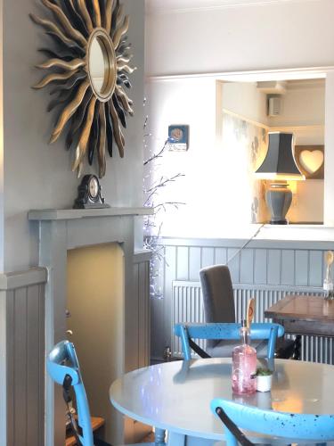 Un lugar para sentarse en Pine Lodge Hotel & Restaurant Mansfield