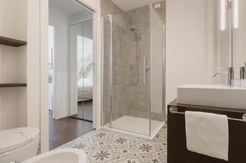 La salle de bains est pourvue d'une douche, de toilettes et d'un lavabo. dans l'établissement Il Gallo Bianco, à Cagliari