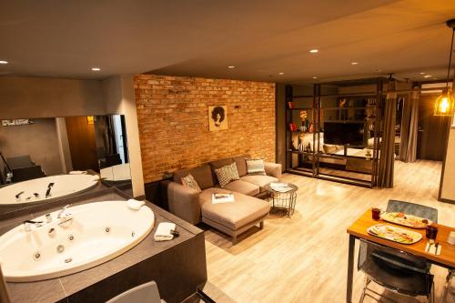 sala de estar amplia con bañera y sofá en Cityloft 161, en Estambul