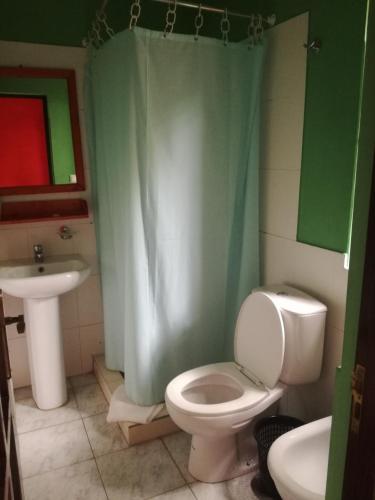 a bathroom with a toilet and a sink at Aldeia Jerome in Paul