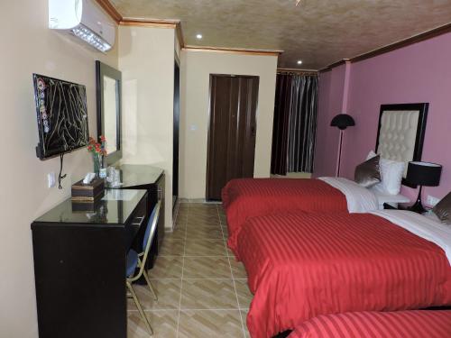 מיטה או מיטות בחדר ב-Valentine Inn Luxury
