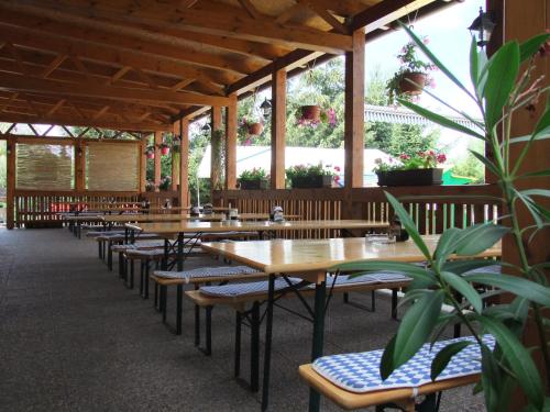 uma fila de mesas e cadeiras num restaurante em Hotel Formule em Děčín