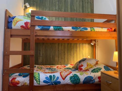 El Pinar del HierroにあるCasa Tanajaraの二段ベッド2組が備わるドミトリールームです。