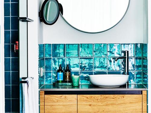 a bathroom with a sink and a mirror at New Wave in Norderney