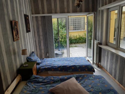 two beds in a room with a window at CASA DI MARCO in Antwerp