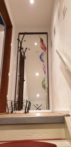 baño con espejo en la pared en Gartenblick Delitzsch, en Delitzsch