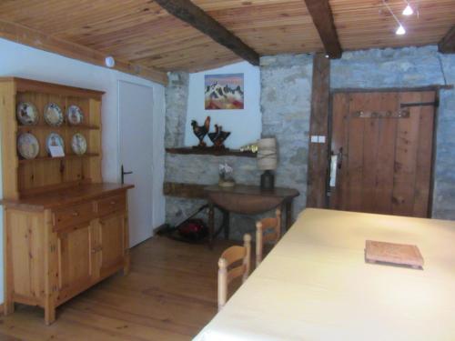 ein Zimmer mit einem Tisch und einem Esszimmer mit einem Tisch und Stühlen in der Unterkunft Les Bruns in Les Thuiles