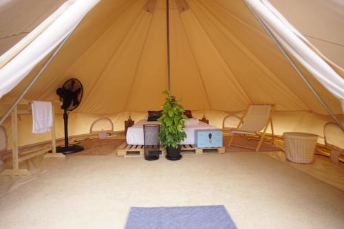 Χώρος καθιστικού στο Roost Glamping - SHA Certified