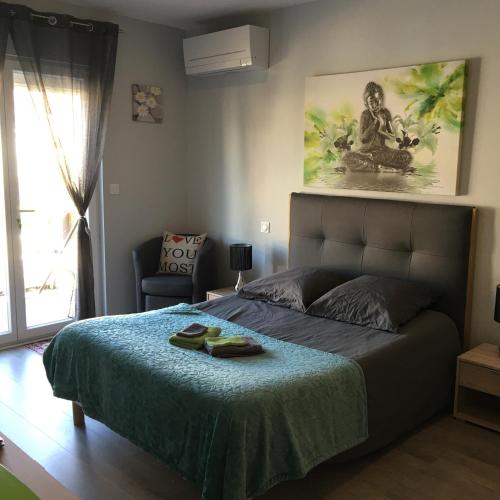 une chambre avec un lit avec un couvre-lit bleu dans l'établissement Chambres de Valérie, à Saint-Cyprien