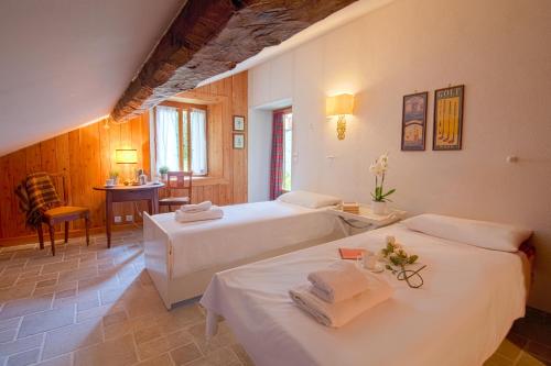 une chambre avec deux lits et une table avec un bureau dans l'établissement 5BR Chalet 300m from center Chamonix, à Chamonix-Mont-Blanc