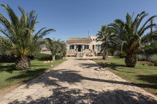 ラグーザにあるLe Maria Country Luxury Villaの椰子の木が生える家につながる道路