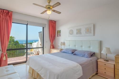 sypialnia z łóżkiem i balkonem w obiekcie Beach Apartment Las Acacias Torrenueva w mieście La Cala de Mijas