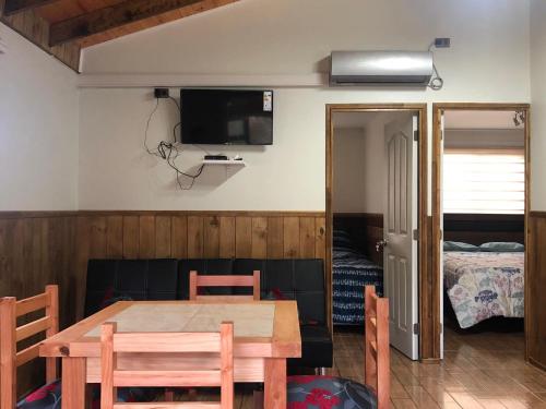 Una televisión o centro de entretenimiento en Cabañas Llancahue