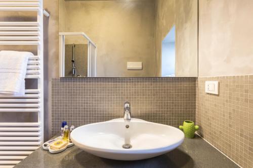 bagno con lavandino bianco e specchio di Le Maria Country Luxury Villa a Ragusa