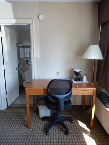 a desk with a chair in a hotel room at Travelodge by Wyndham Thunder Bay ON in Thunder Bay