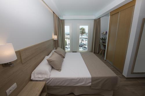 ein Schlafzimmer mit einem großen Bett und einem großen Fenster in der Unterkunft Ocean Lounge in Altea