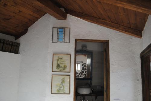 a room with white walls and a window and a mirror at I MITI ViviendaVacacional in Chio