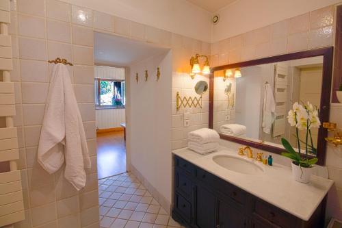 une salle de bain avec un lavabo et un miroir dans l'établissement 5BR Chalet 300m from center Chamonix, à Chamonix-Mont-Blanc