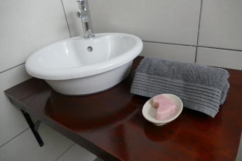 Adonsonia Lodge tesisinde bir banyo