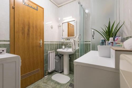 La salle de bains est pourvue d'un lavabo, de toilettes et d'un miroir. dans l'établissement Studio apartman Comodo, à Zagreb
