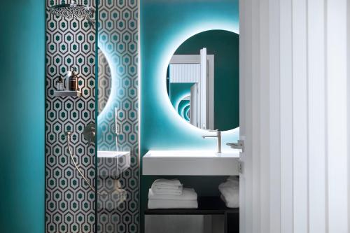 A bathroom at Hotel Plaza e de Russie - Relais & Châteaux
