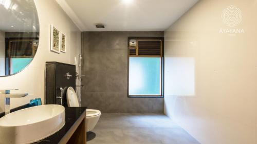 een badkamer met een wastafel en een toilet bij WelcomHeritage Ayatana, Coorg in Somvārpet