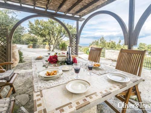uma mesa com pratos de comida num pátio em Villa Silvana em Fasano