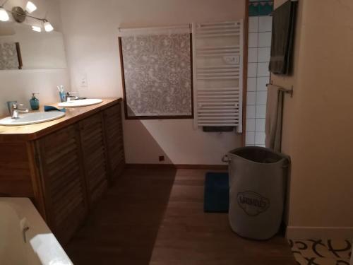 Bilik mandi di Gîte Les Clots Clément