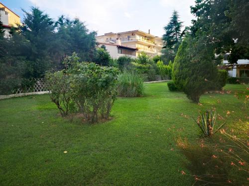 a garden with bushes and trees and a building at Casa Verde in Perea
