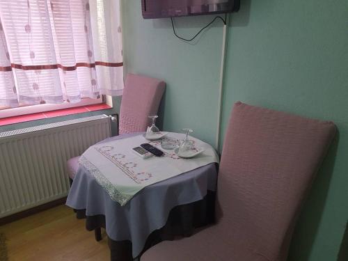 Guesthouse "INES"にあるテレビまたはエンターテインメントセンター