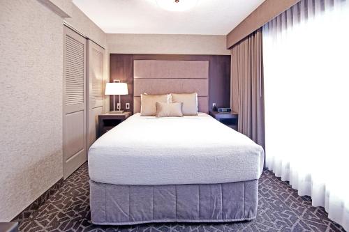 a bedroom with a large bed in a room at Best Western Plus Banff International Lodge in Banff
