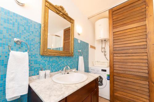 Ένα μπάνιο στο Bol: Feel the Traditional stone and wood house with heated swimming pool - MARTI