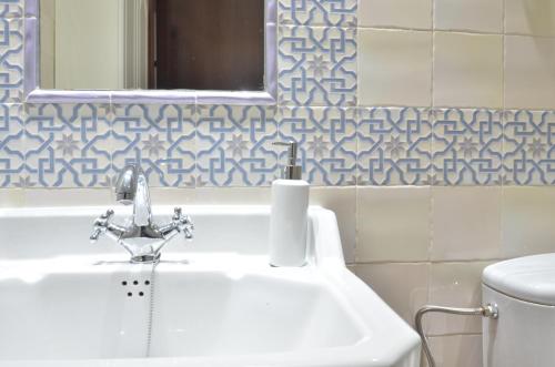 Ένα μπάνιο στο Casa Jardin Alhambra