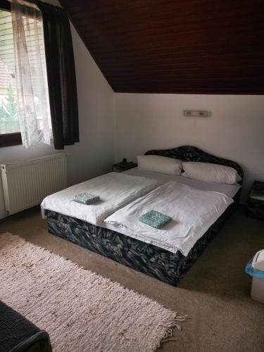 a bedroom with a bed in a room at Két Diófa Vendégház in Felsőtárkány