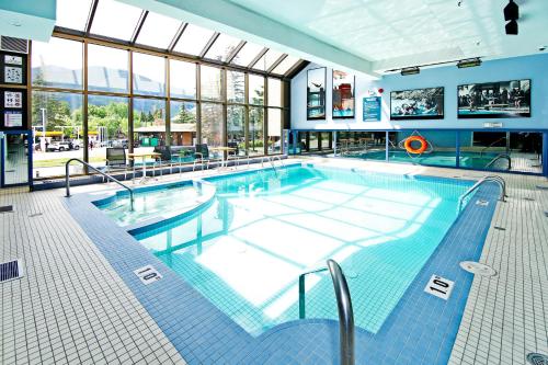 ein großer Pool in einem Gebäude in der Unterkunft Best Western Plus Siding 29 Lodge in Banff