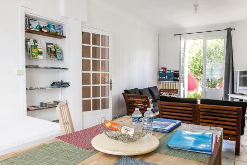 un comedor con una mesa con un tazón. en Maison (75m2) - le patio du centre ville, en Tours