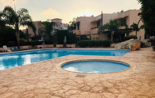een zwembad in het midden van een resort bij Private apartment at Aristo Universe III with pool in Paphos City