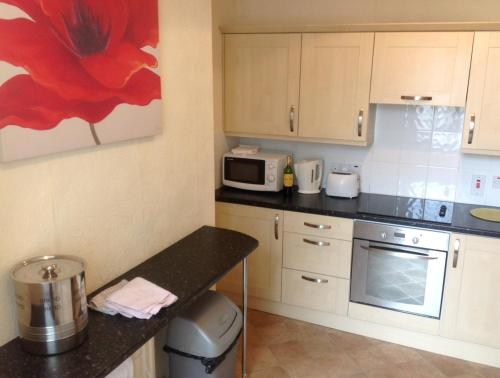 A kitchen or kitchenette at Arrandale Apartments 