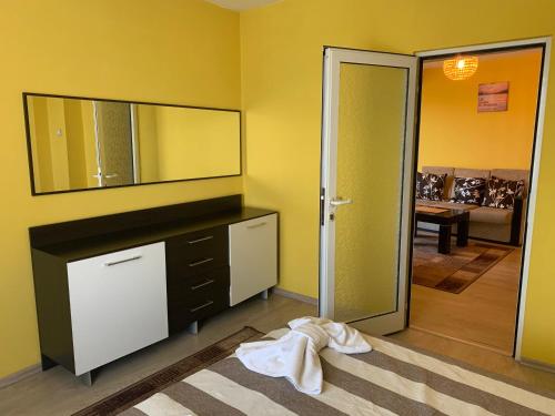 um quarto com um espelho e uma cómoda e um quarto com um corredor em ALPHA family HOTEL em Blagoevgrad