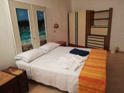 ein Schlafzimmer mit einem großen weißen Bett und einem Fenster in der Unterkunft Al 101...sogni... in Villa San Pietro