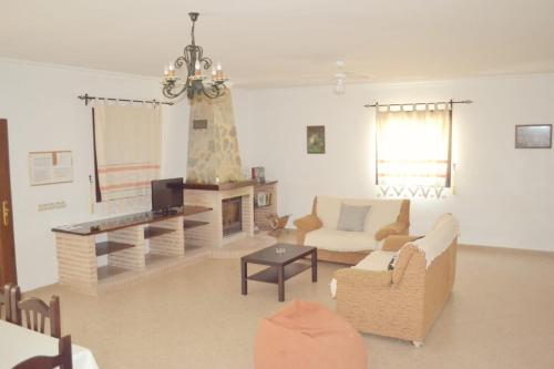sala de estar con sofá y chimenea en San Nicolás, en Algar