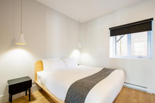 Tempat tidur dalam kamar di Les Lofts St-Vallier - Par Les Lofts Vieux Québec