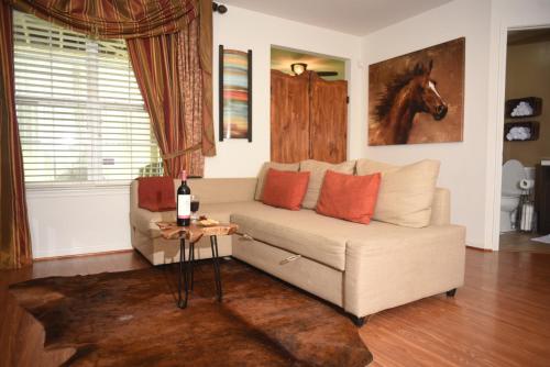 Gallery image of Nora's Guest House- fine living by LLOYD SUITES in Laurel