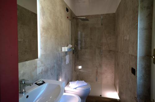 Hotel Salus tesisinde bir banyo