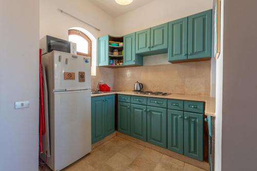 Kuchyň nebo kuchyňský kout v ubytování Lagoon view 1-bedroom apartment in West Golf El Gouna